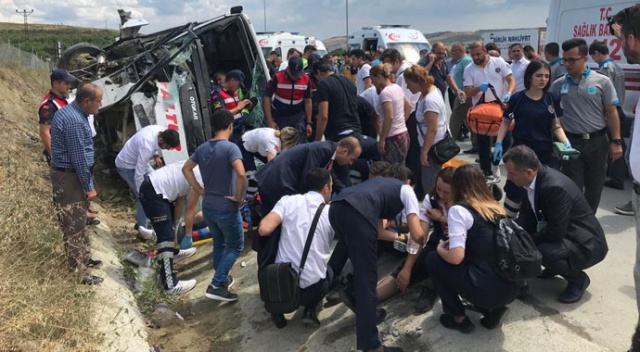 Kuzey Marmara Otoyolu&#039;nda midibüs devrildi; çok sayıda kişi yaralandı