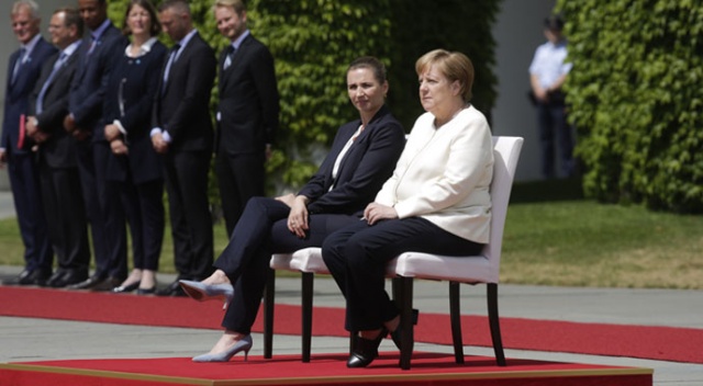 Merkel&#039;in titreme nöbetine sandalyeli önlem