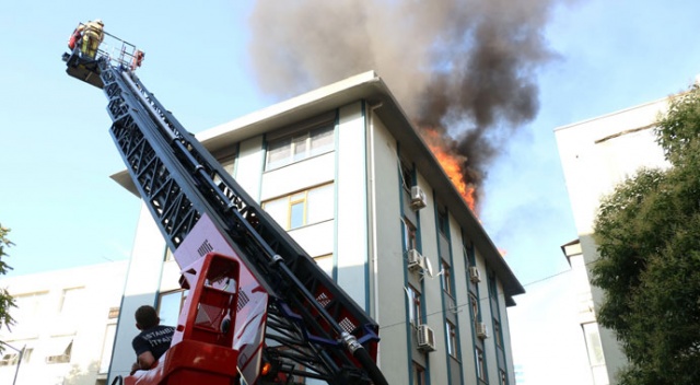 Şişli&#039;de 5 katlı binanın çatısında korkutan yangın