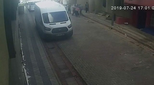 Sultangazi’de sokak ortasında tartıştığı komşularını bıçakladı