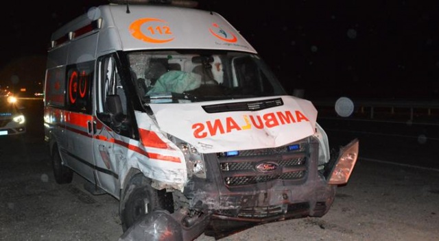Ambulansla hafif ticari araç çarpıştı: 3 yaralı