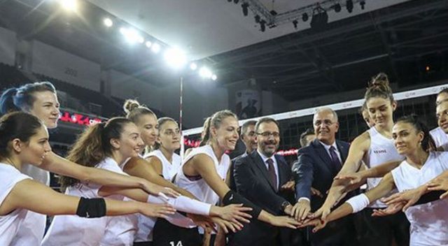Bakan Kasapoğlu&#039;ndan milli voleybolculara moral ziyareti