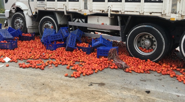Bilecik’te domates yüklü traktöre kamyon çarptı: 3 yaralı