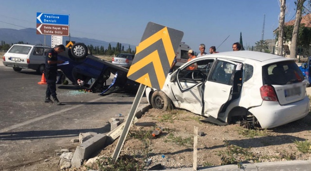 Burdur&#039;da otomobiller çarpıştı: 7 yaralı