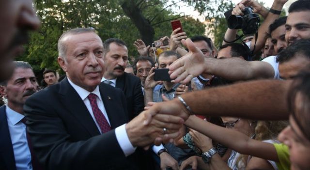 Cumhurbaşkanı Erdoğan Sultanahmet&#039;te vatandaşlarla bir araya geldi