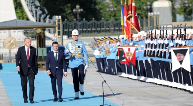 Cumhurbaşkanı Erdoğan, Ukrayna Devlet Başkanı Zelenskiy’i resmi törenle karşıladı