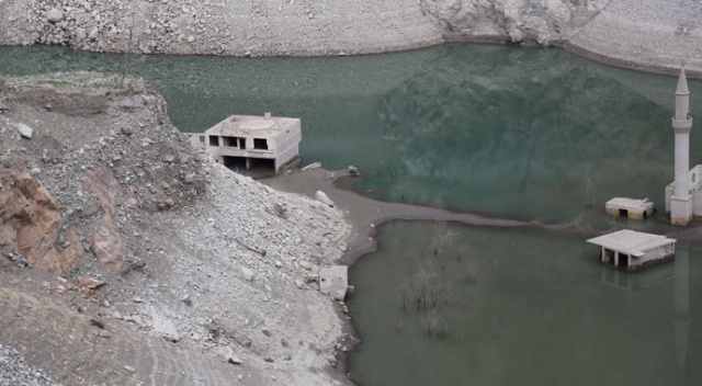 Deriner Barajı dolulukta yüzde yüz seviyeye ulaştı, asırlık köy yeniden sular altında kaldı