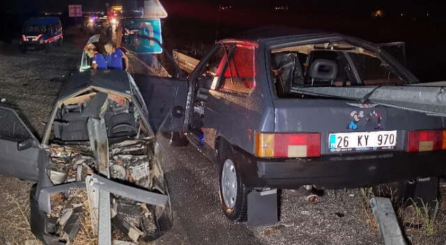 Erzincan&#039;da otomobil bariyerlere saplandı: 1 ölü