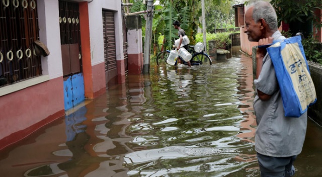 Hindistan&#039;daki yağışlar nedeniyle hayatını kaybedenlerin sayısı artıyor