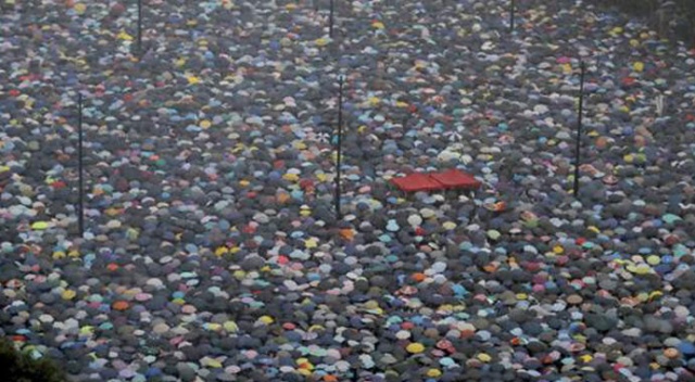 Hong Kong’da binlerce kişi sokaklarda