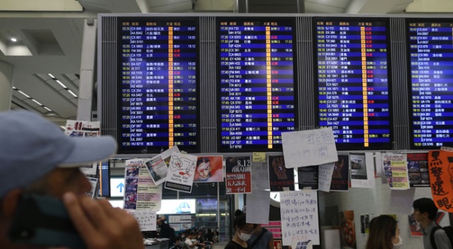 Hong Kong Uluslararası Havalimanı&#039;ndaki tüm uçuşlar iptal edildi