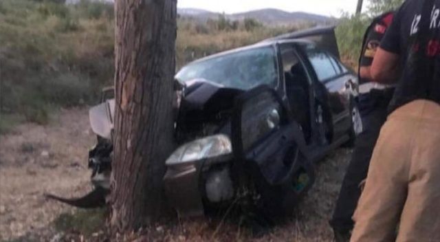 İzmir&#039;de otomobil ağaca çarptı: 3 ölü