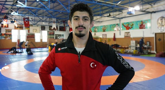 Kerem Kamal, Dünya Gençler Güreş Şampiyonası&#039;nda altın madalya kazandı