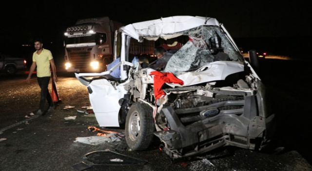 Minibüs saman yüklü kamyona çarptı: 8 yaralı