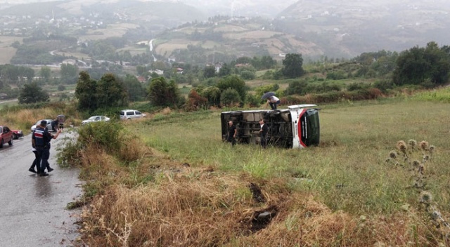 Sağanak yağıştan kayan halk otobüsü tarlaya yuvarlandı: 4 yaralı