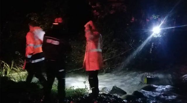 Şiddetli yağış sonrası köprü çöktü, 7 kişilik aile kurtarıldı