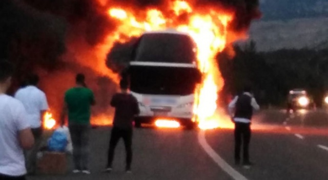 TEM’de korkutan kaza! Seyir halindeki otobüs alev alev yandı