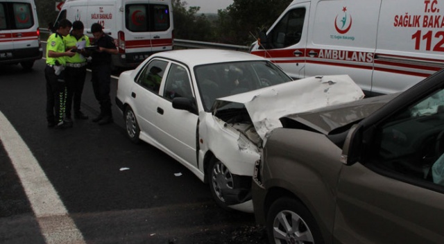 TEM&#039;de otomobiller kafa kafaya çarpıştı: 8 yaralı
