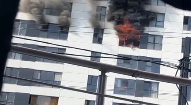 Ümraniye’de 18 katlı binanın onuncu katında yangın