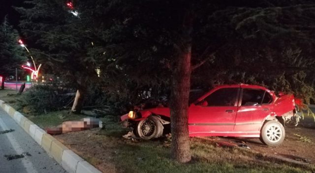 Uşak&#039;ta otomobil ağaca çarptı: 2 ölü, 1 yaralı