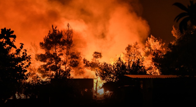 Yunanistan’daki yangın 3 gündür devam ediyor