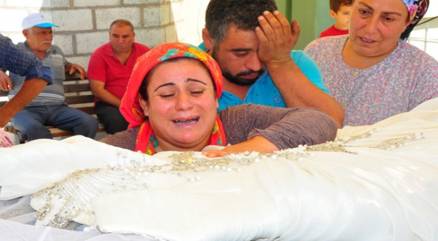 Av tüfeğiyle vurulan Gamze&#039;nin tabutuna gelinliği serildi... Acılı aile gözyaşlarına hakim olamadı