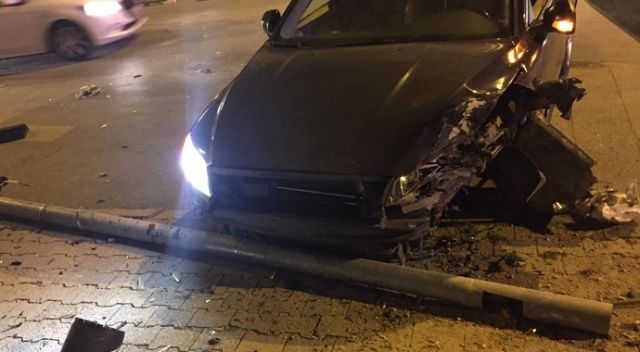 Çarpışan otomobillerden biri aydınlatma direğini devirdi: 2 yaralı