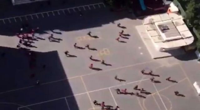 Depreme okulda yakalanan çocuklar koşarak dışarı çıktı