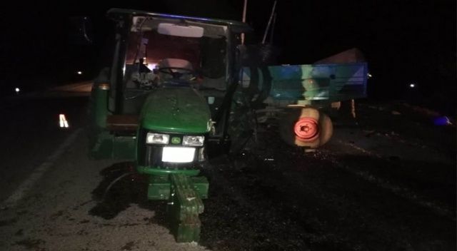 Feci kaza... Traktöre çarpıp savrulan kamyon tarladaki çiftçiyi ezdi: 1 ölü, 2 yaralı