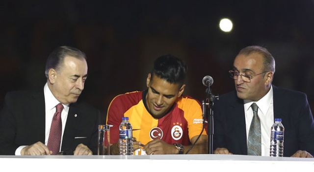 Galatasaray, yeni transferleri için imza töreni düzenledi