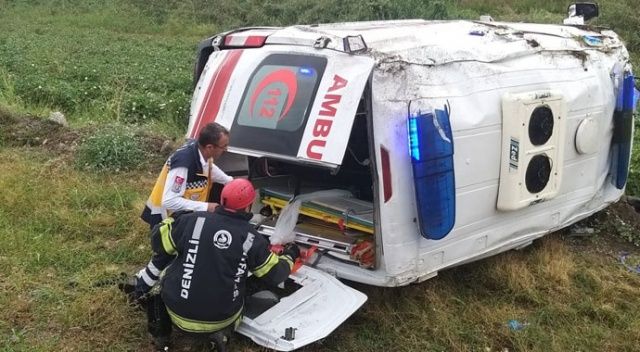 Hasta nakli yapan ambulans devrildi: 5 yaralı