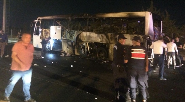İzmir&#039;de faciadan dönüldü! Yolcu otobüsü alev alev yandı