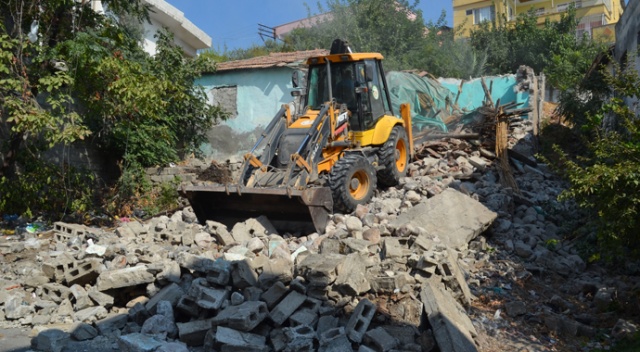 Kırıkhan’da metruk binalar yıkılıyor