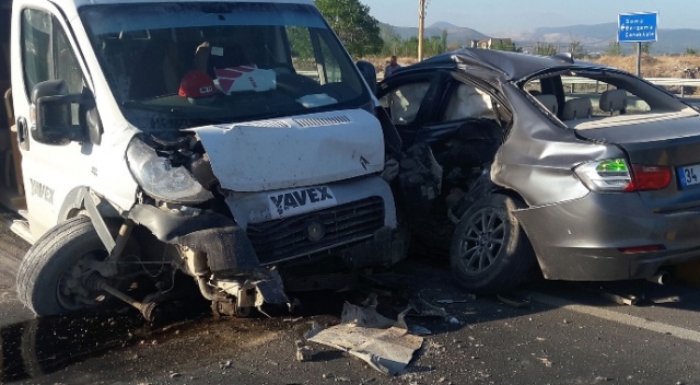 Kırkağaç’ta işçi midibüsü otomobil ile çarpıştı: 6 yaralı