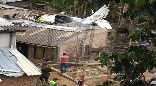 Kolombiya’da evin çatısına küçük uçak düştü: 7 ölü