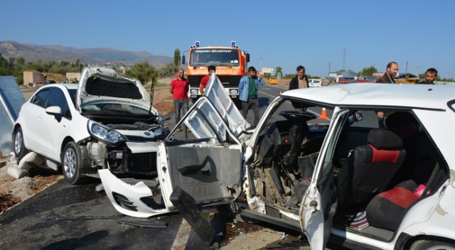 Sivas’ta otomobiller kafa kafaya çarpıştı: 1 ölü, 2 yaralı
