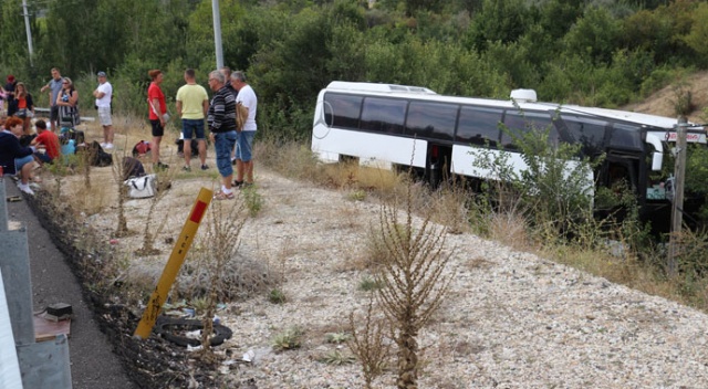 Turistleri taşıyan otobüs şarampole devrildi: 3 yaralı
