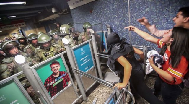 24 kuruşluk zam Şili’yi karıştırdı! 156 polis yaralandı, asker sokağa indi