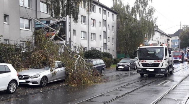 Almanya’da fırtına hayatı felç etti