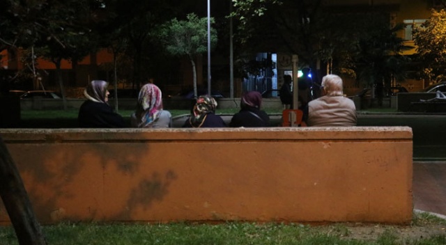 Deprem sonrası vatandaşlar park ve bahçelerde bekliyor