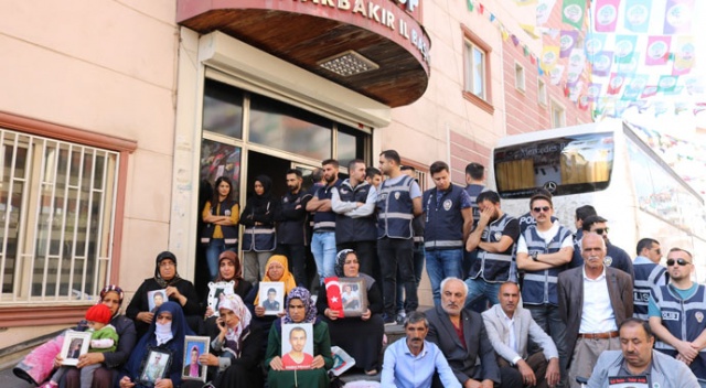 Engellere rağmen ailelerin HDP il binası önündeki eylemleri 46’ncı gününde