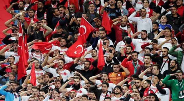 Fransa-Türkiye maçını 30 bin Türk takip etti!