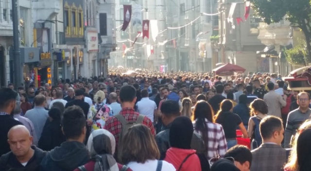 Güneşli havayı fırsat bilenler İstanbullular İstiklal Caddesi&#039;ne akın etti