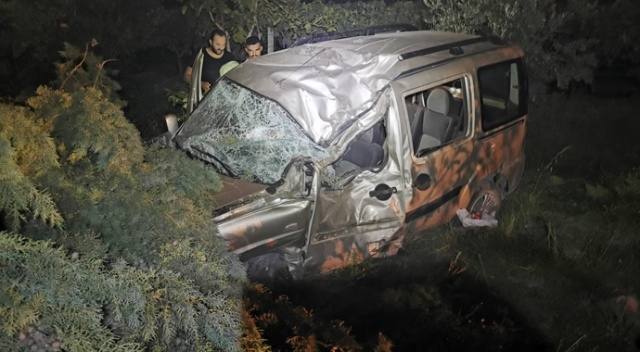 Hafif ticari araç çarptığı ağacın altında kaldı: 1 ölü, 1 yaralı
