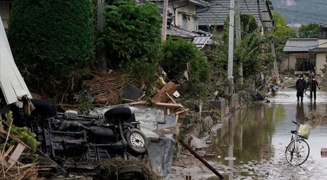 Japonya&#039;da fırtınadan kaçan evsizler barınağa alınmadı