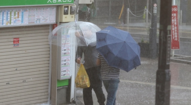 Japonya’da tayfunun bilançosu gün geçtikçe ağırlaşıyor