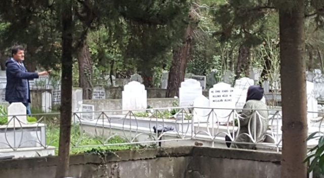 Oğlunun mezarı başında tabancayla intihara kalkıştı