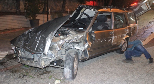 Avcılar’da otomobil restoranın bahçesine girdi: 1’i ağır 2 yaralı