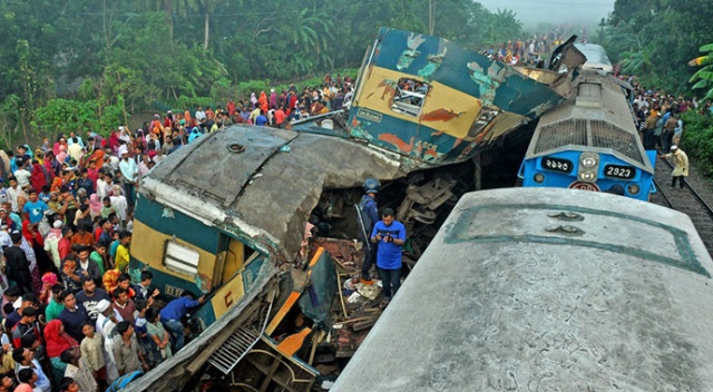 Bangladeş&#039;te iki tren çarpıştı: 16 ölü, 48 yaralı