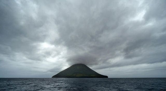 Denizaltı yanardağı patladı! Bir ada battı, üç kat daha büyük bir ada doğdu